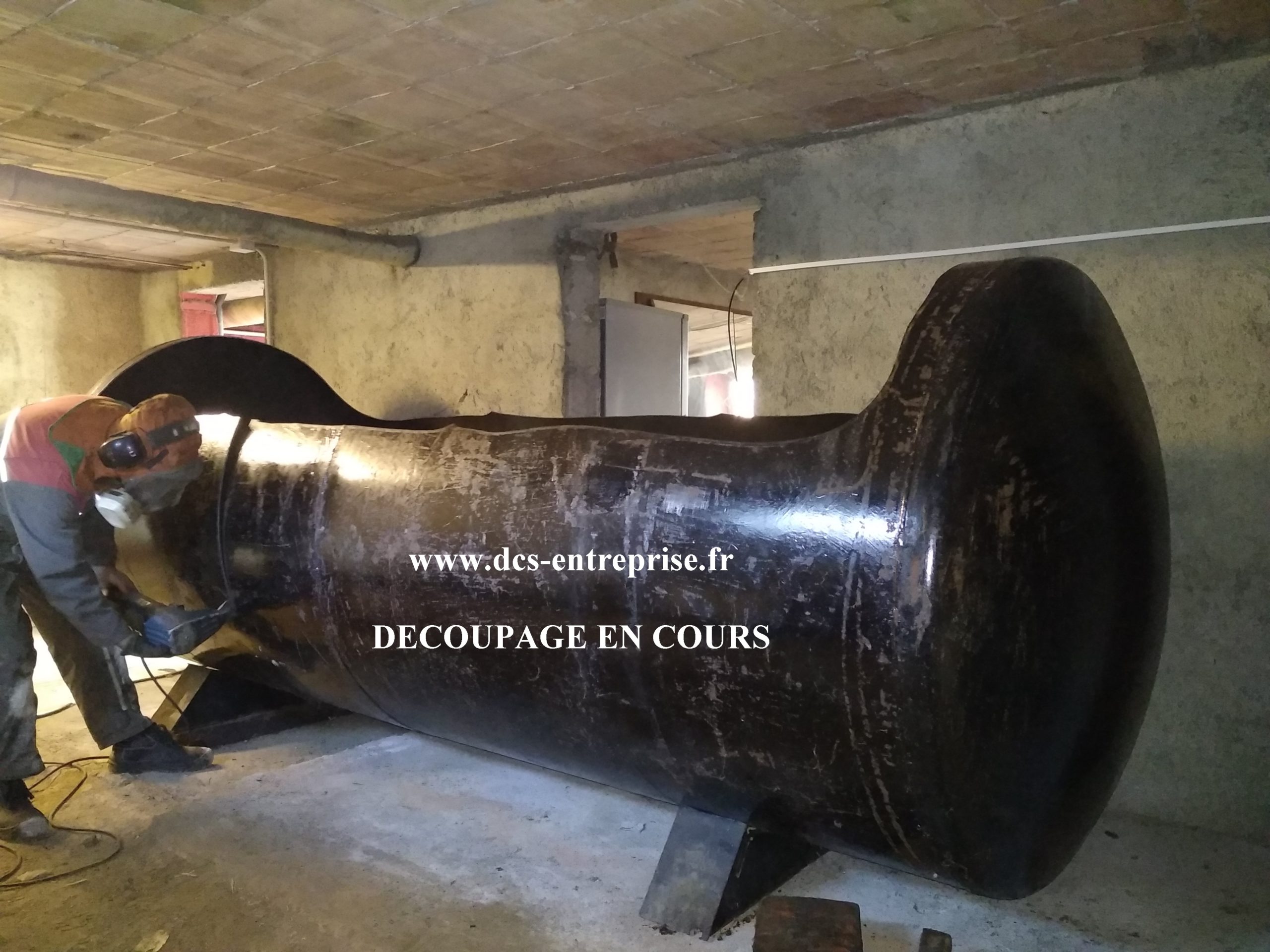 Découpage en cours d'une cuve à fioul